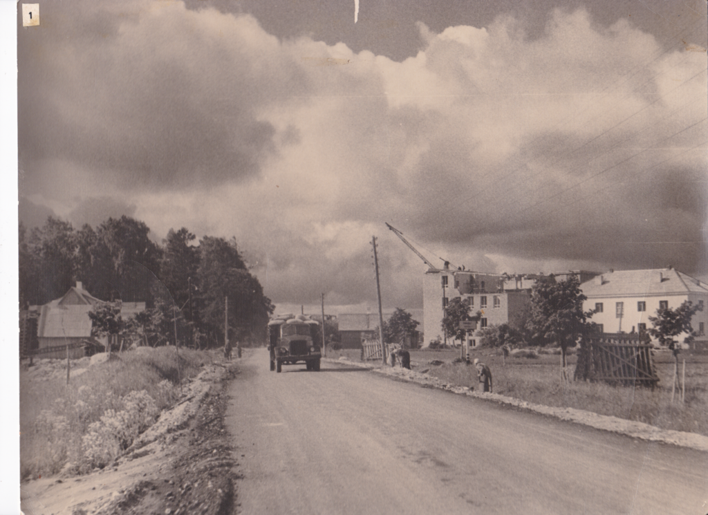 Asfalteerimistööd Kesk tänaval 1959. aasta suvel. Pildil on näha ka ehitatav uus koolimaja. Foto Tamsalu muuseumist.