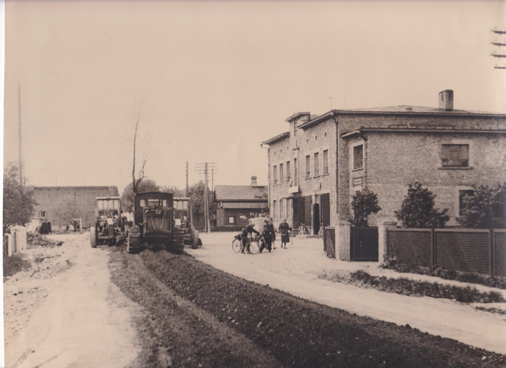 Asfalteerimistööd Kesk tänaval 1959. aasta juunis. Foto Tamsalu muuseumist.