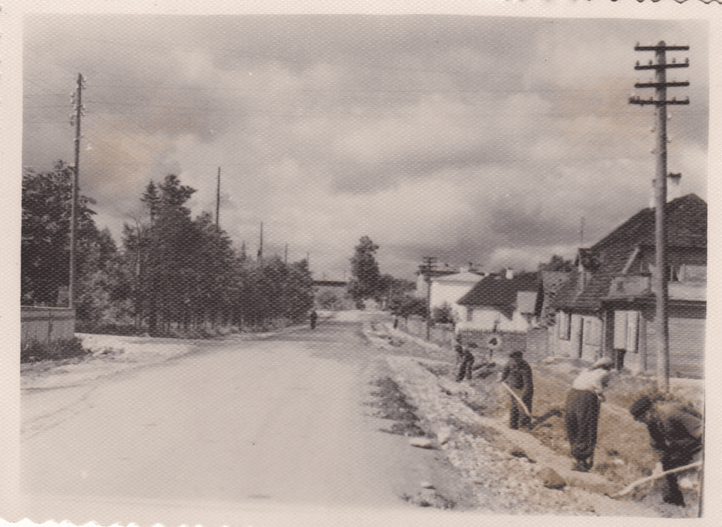 Teetööd Tamsalus Kesk tänaval 1959-1960? Paremal esimene maja – Eesti Vabariigi aegne Säägi kauplus ja elumaja. Praegu parkimisplats Grossi poe juures. Foto Tamsalu muuseumist.