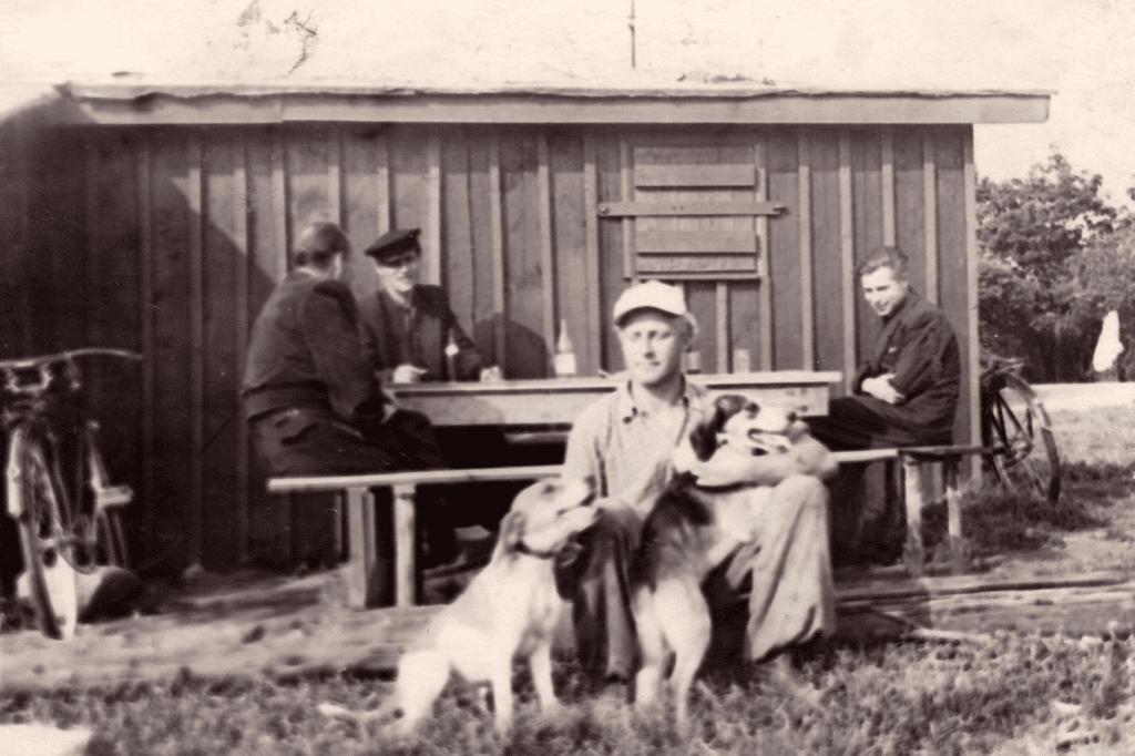 “Mardi putka”. Foto tagaküljel kiri: ” Hea äraolemise paik, klienditeenindus kõrgel tasemel. Foto Tamsalu muuseumist.