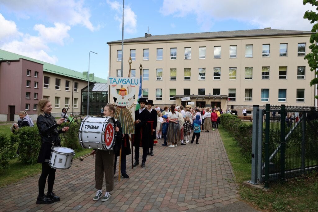 Rongkäigust osavõtjad sätivad end ritta ja hakkavad varsti liikuma. Rongkäigu peas on vahva trummilööja-neiu kauni nimega trummiga „Tohman“