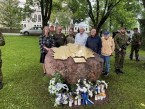 Austuskivi avamine Raplamaa metsades võidelnud ja siin või vangistuses langenud Metsavendadele Rapla kiriku pargis 30.08.2025