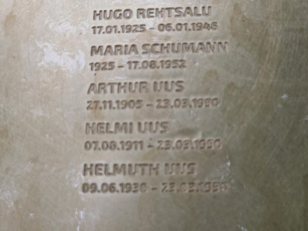Austuskivi avamine Raplamaa metsades võidelnud ja siin või vangistuses langenud Metsavendadele Rapla kiriku pargis 30.08.2025
